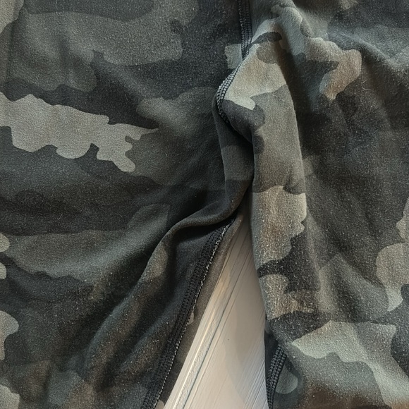 Lululemon camo leggings sz 8 - Picture 6 of 12